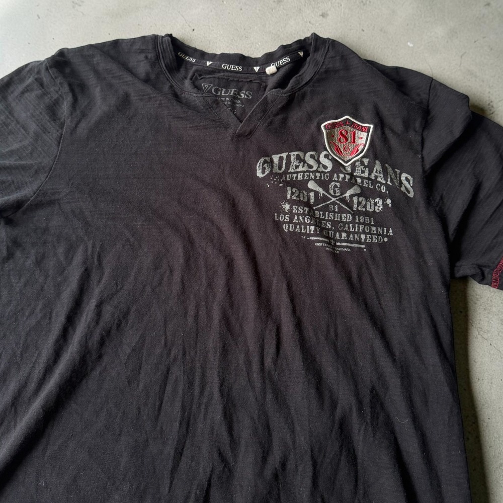 Guess Jeans Mens Graphic T-Shirt XL Black V-Neck Slub Knit Red Contrast Stitch